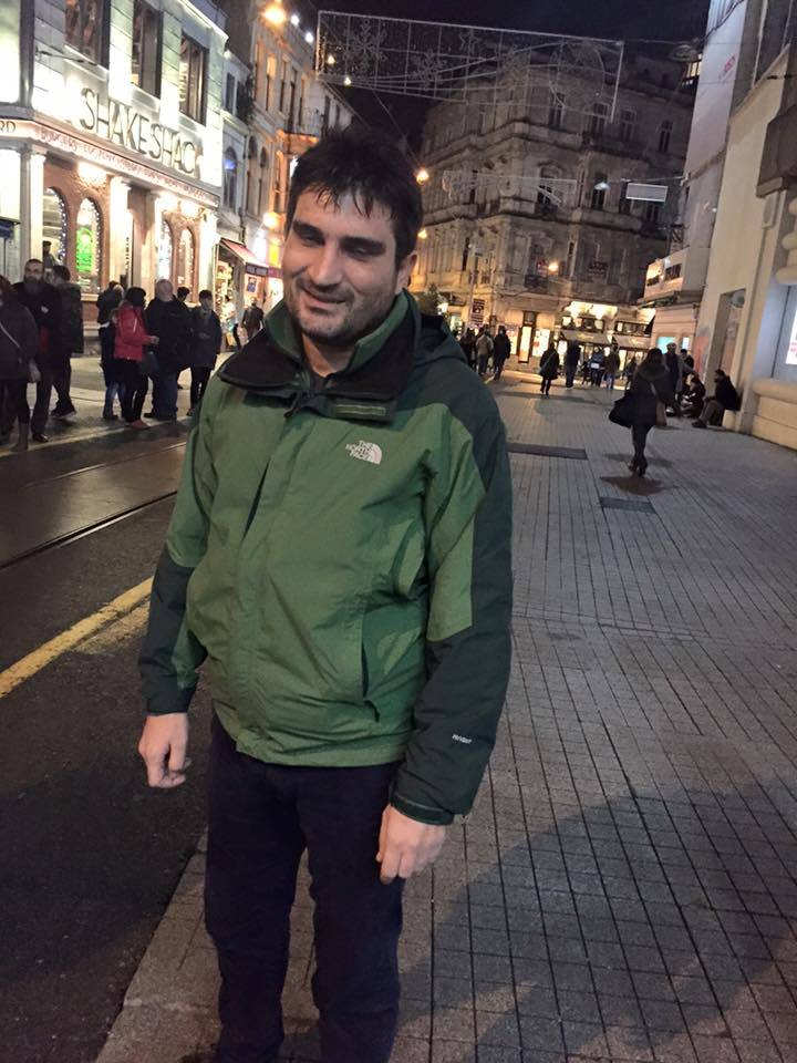 Sokakta umut sarıkaya'yı...