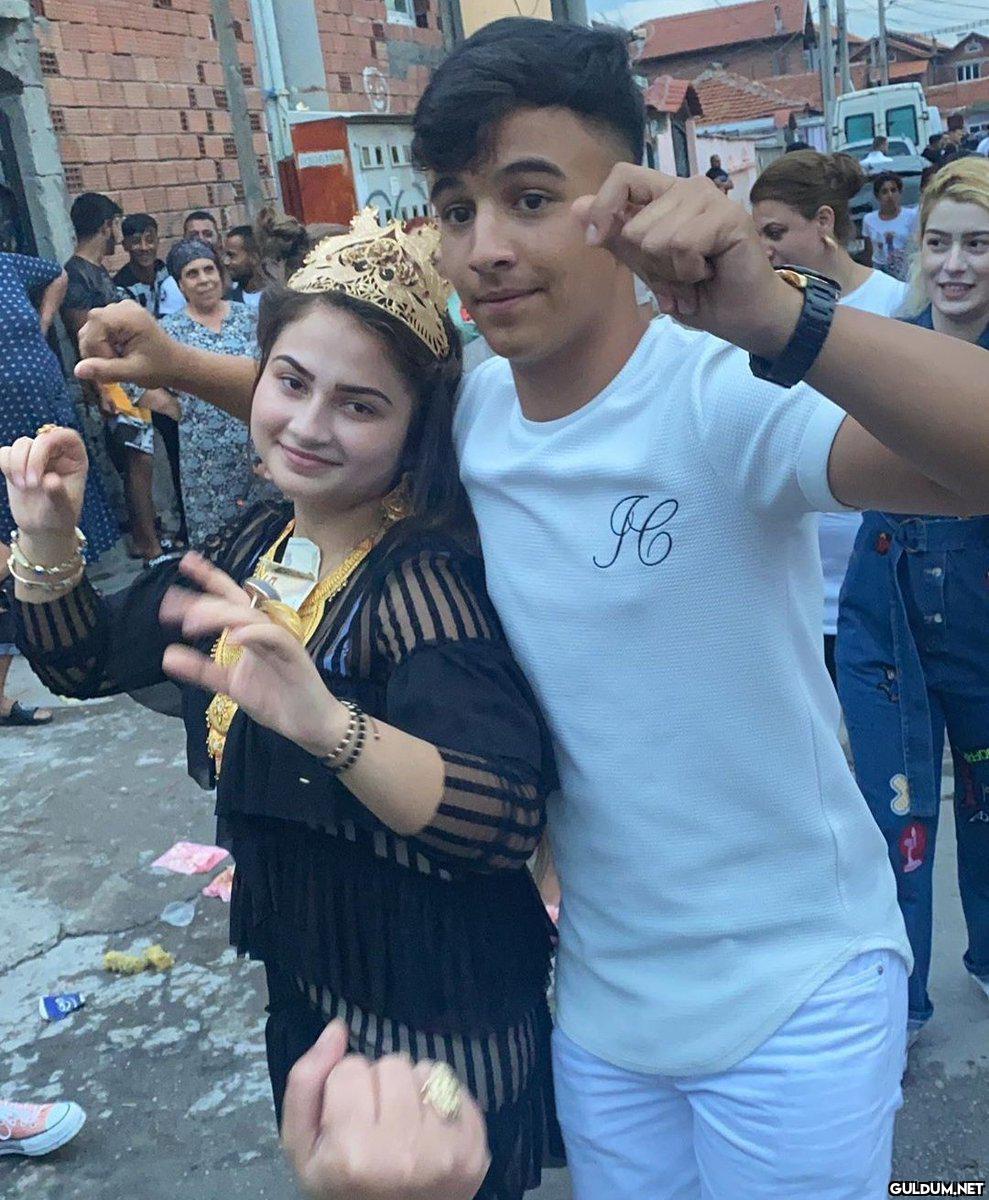Nişanına terlik şortla...