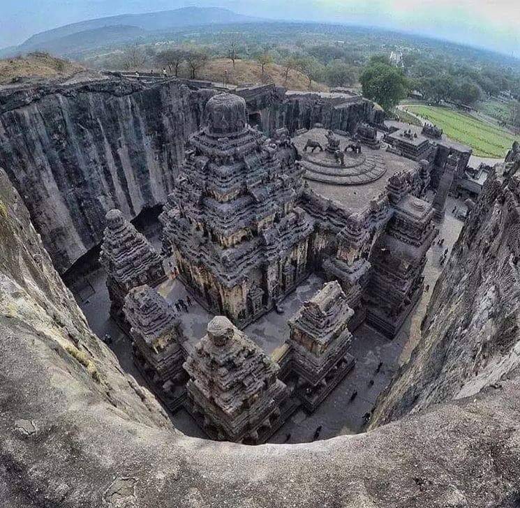 🏛  Tek bir kayadan oyulmuş...