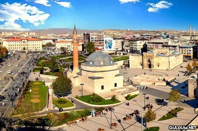 Adamların yeşil olarak...