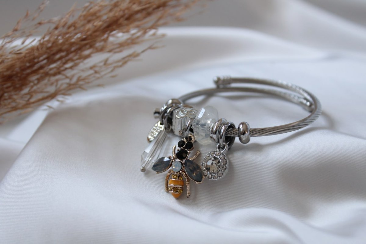 White Bee Charm Bileklik    Kaynak