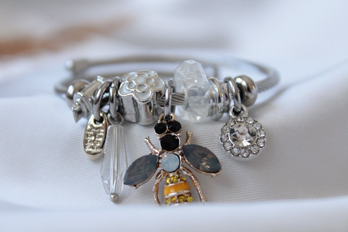 White Bee Charm Bileklik    Kaynak