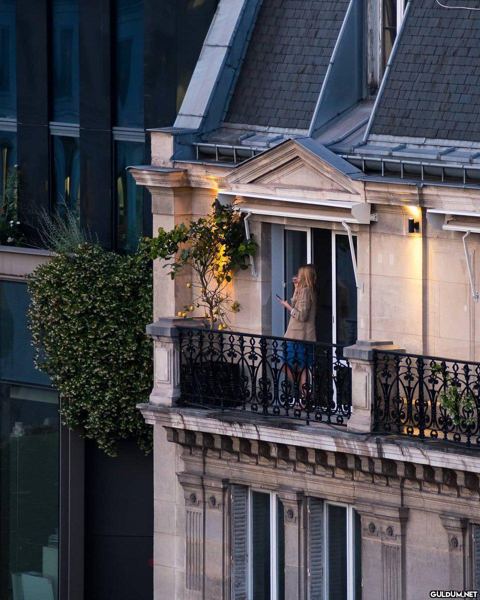 Paris’te pencereler..     ...