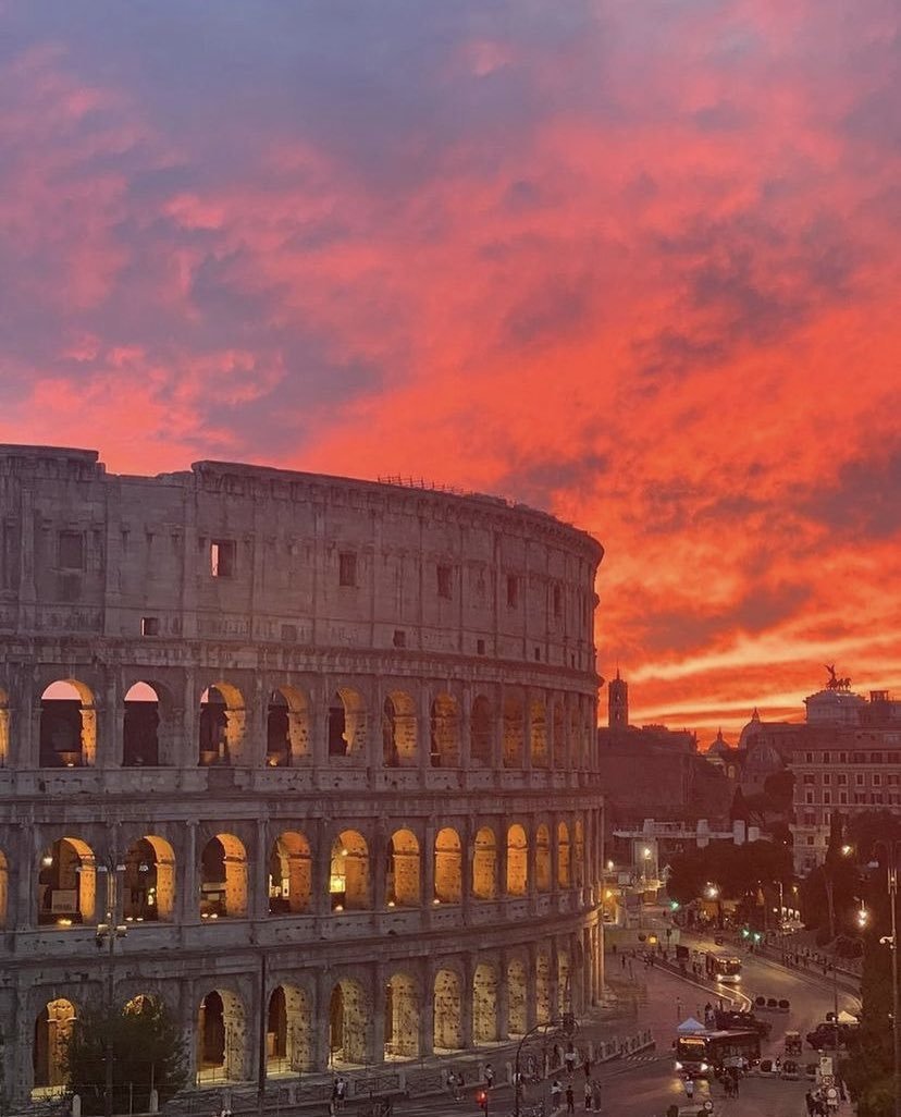 Roma'da gün batımı🏛️    Kaynak