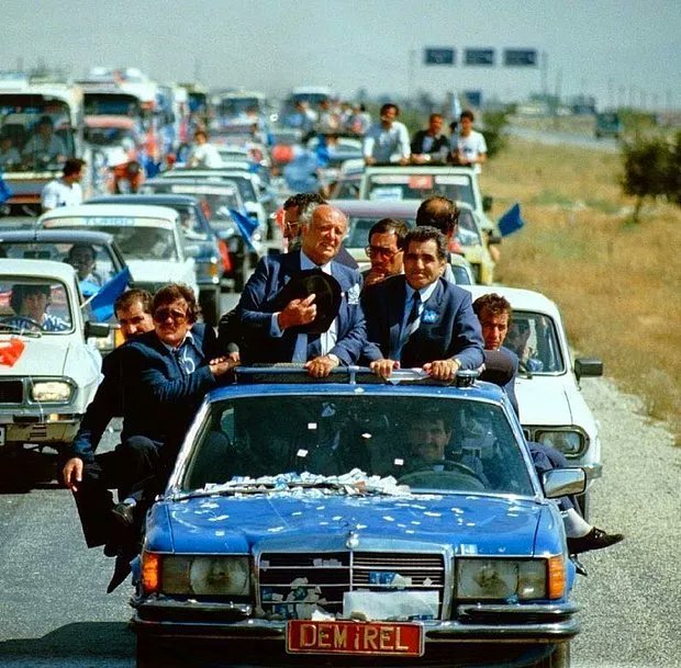 Süleyman Demirel konvoyda....