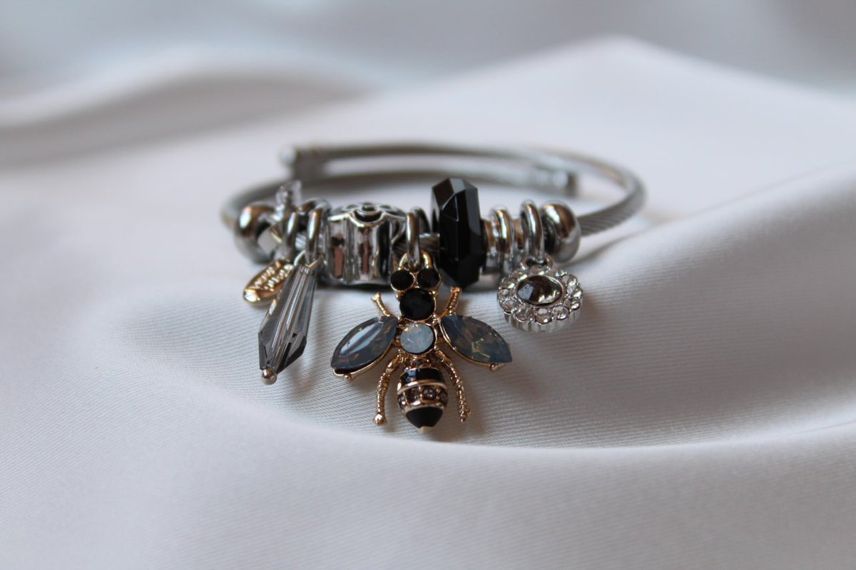 Black Bee Charm Bileklik    Kaynak
