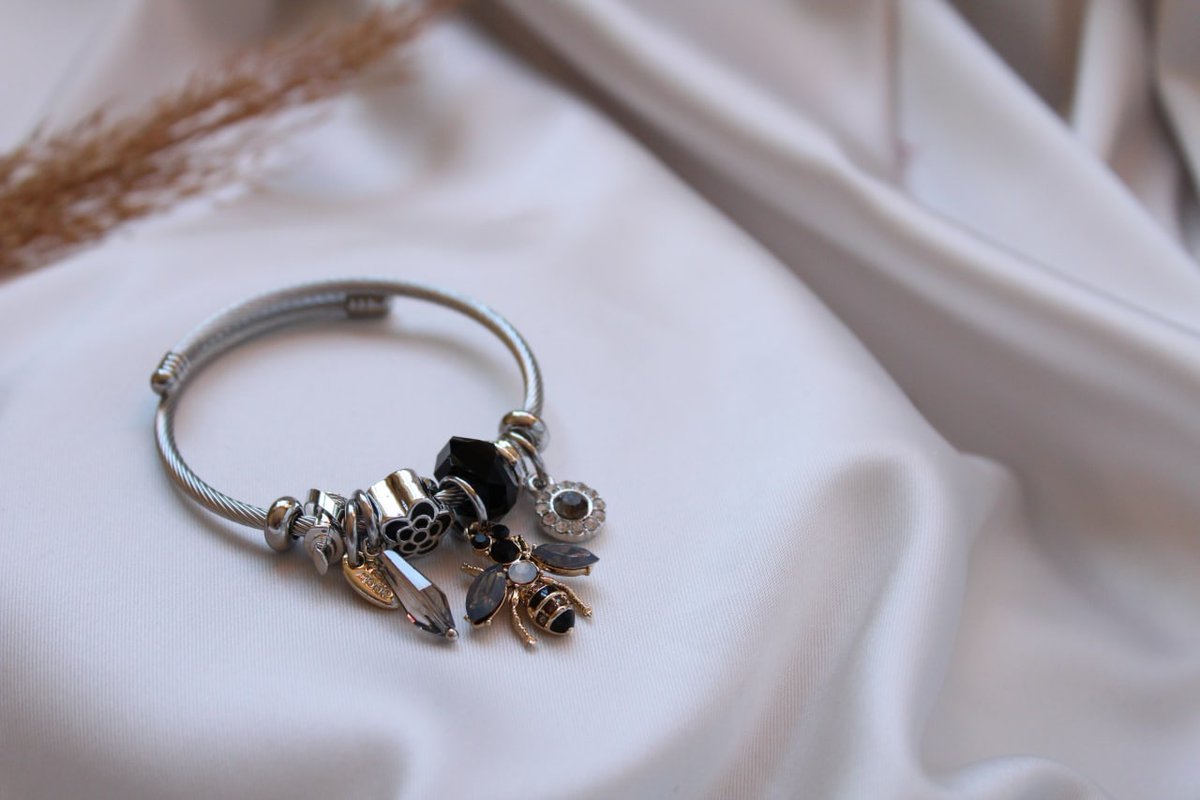 Black Bee Charm Bileklik    Kaynak