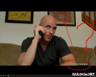 Johnny sins ve arkasındaki...
