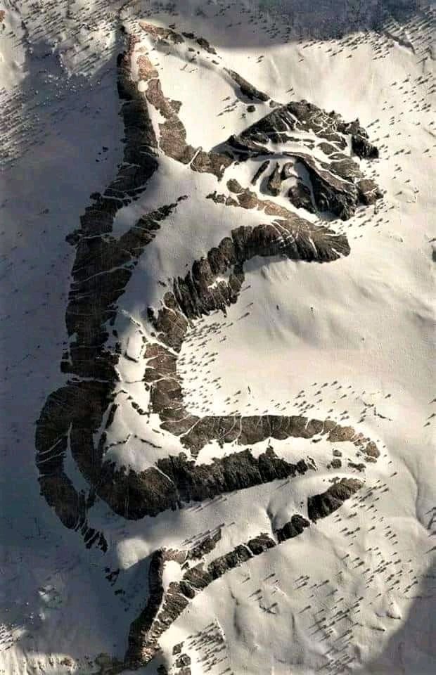 Uyuyan kadın dağı, Alaska    Kaynak