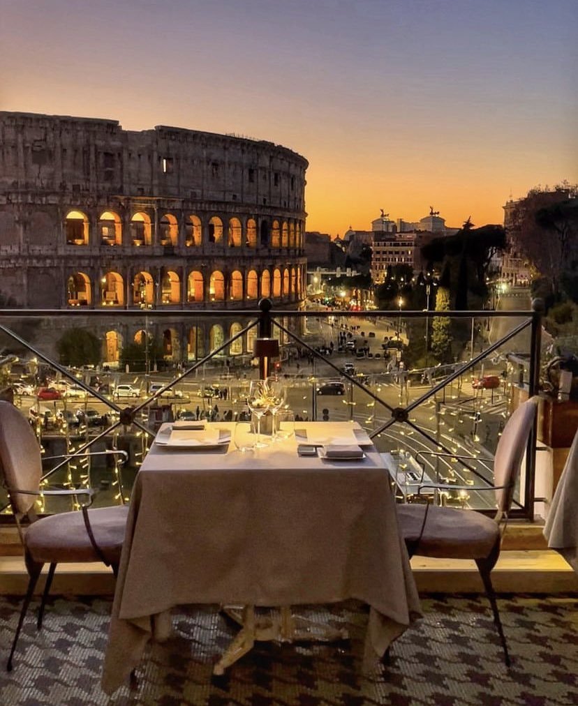 Roma'da akşam yemeği🍷    Kaynak