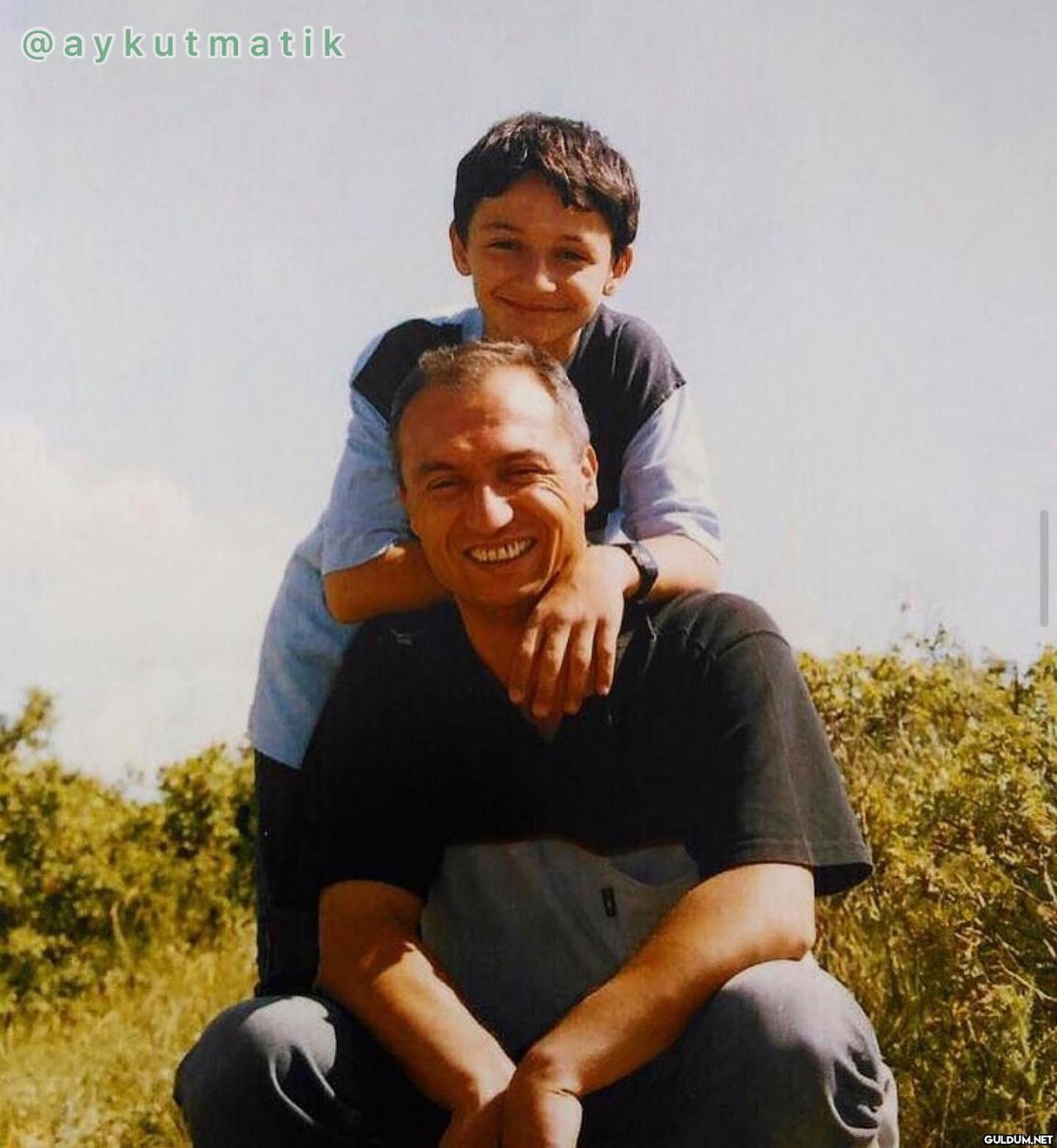 Fotoğraftaki ünlü kimdir ?...