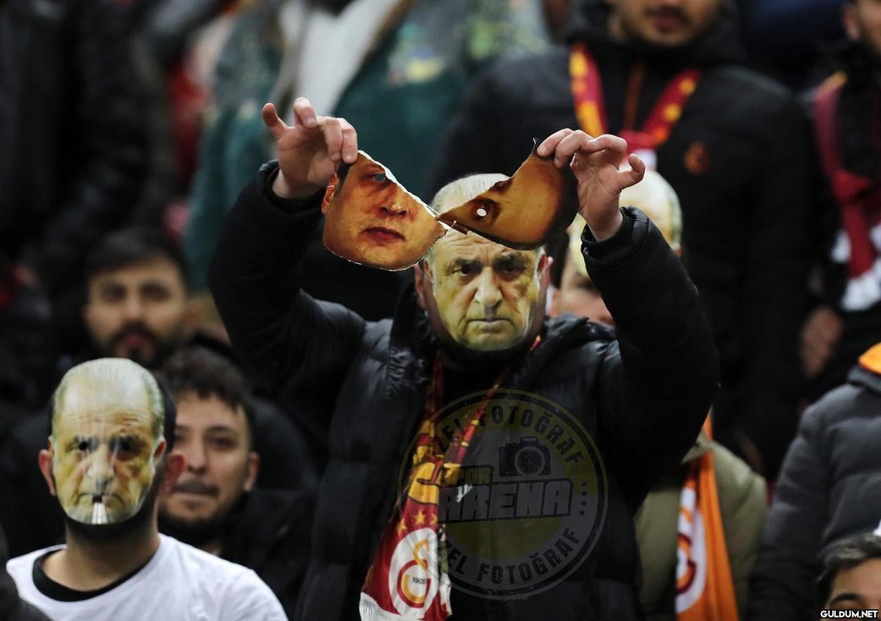 Bu maskenin altında bir...