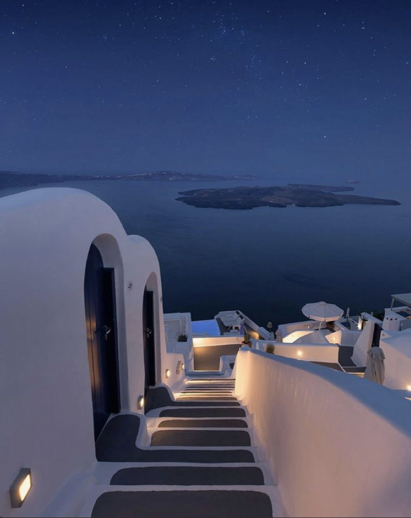 Santorini'de gece🌌    Kaynak