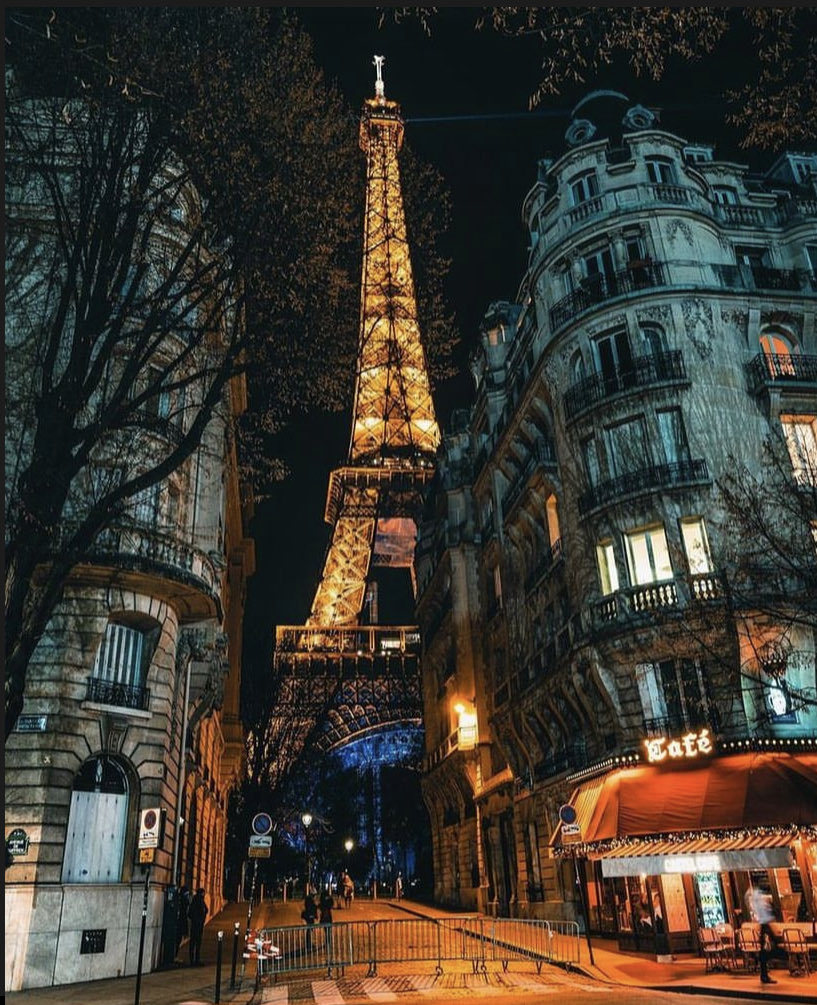 Paris'te gece🌙    Eafé...