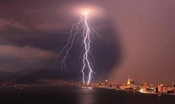 📸 Bu gece #İzmir...    Kaynak