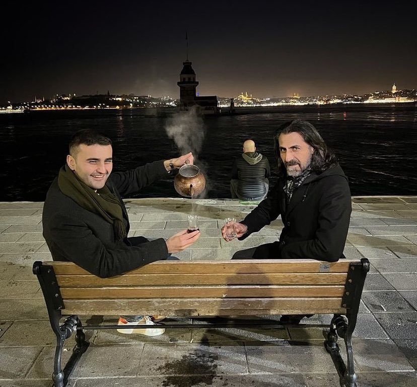-Abi çay bardağı nerde?...