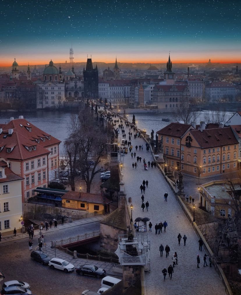 Prag'da gece🌙    田《 = EEE...