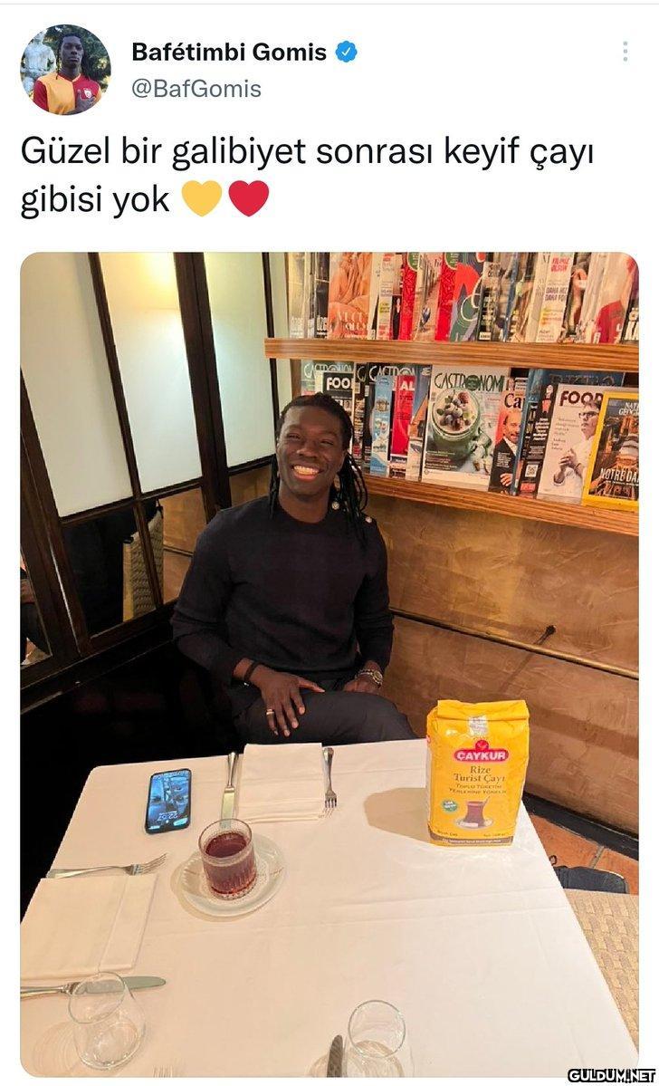 Su bardağında çay içiyor...