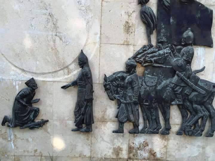 Sultan Alparslan'ın önünde...