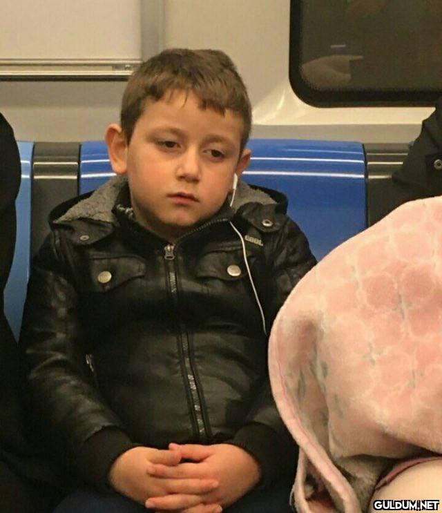 🎧sizce ne dinliyor ?...