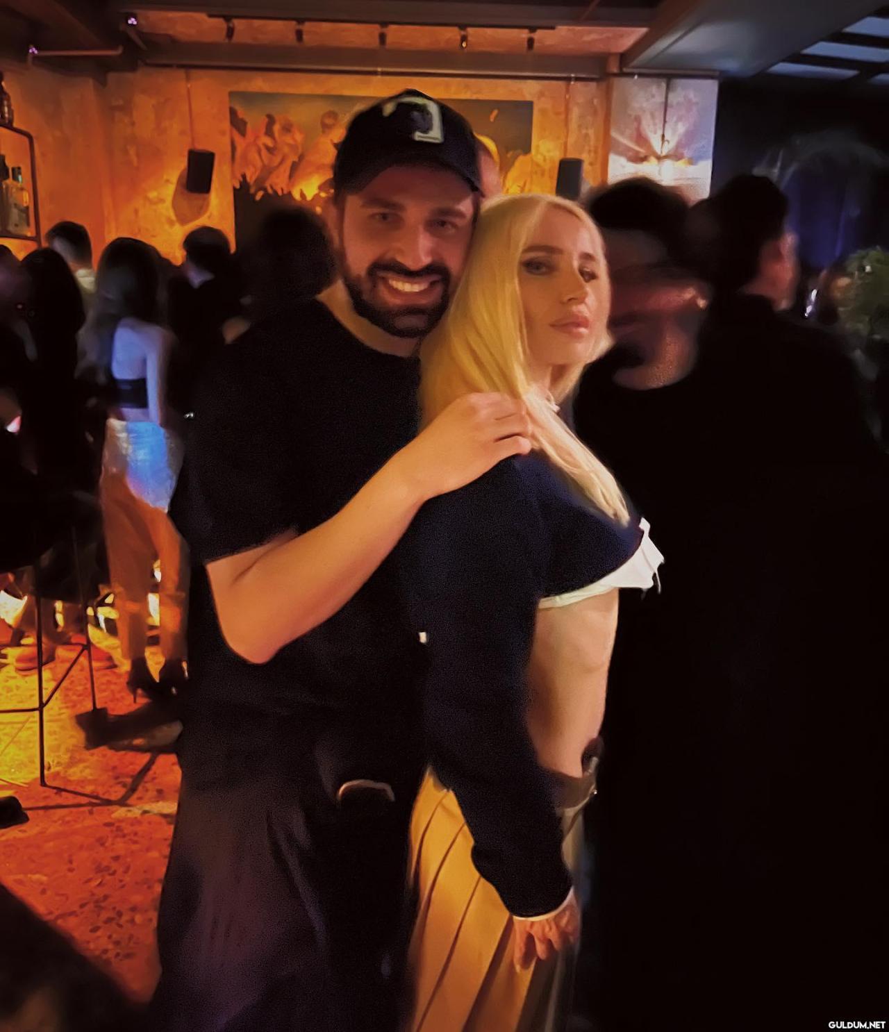 Niye öyle giyindin? @gulsen  Kaynak