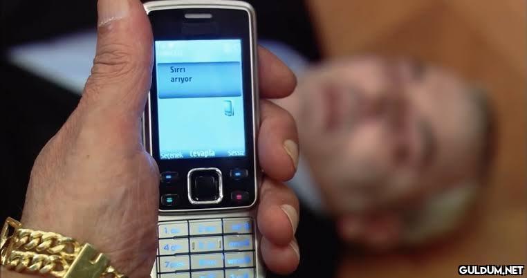 telefonun başında çaresiz...