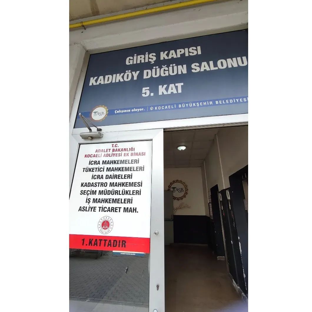 Biraz Adalet dağıtır,...