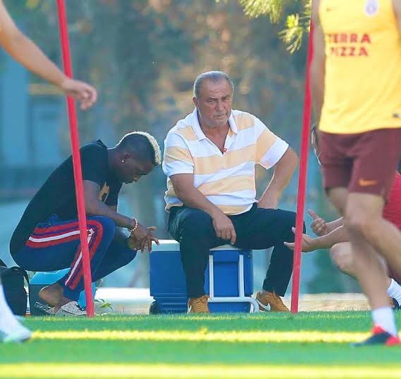 Aynen erkekler ağlamaz...