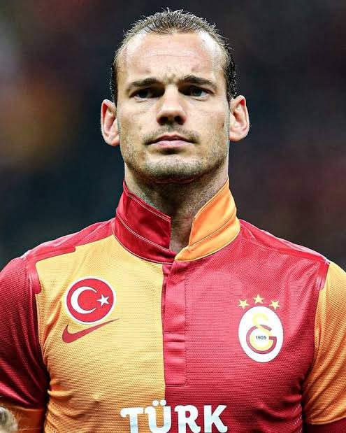 Yakası kalkık Sneijder...