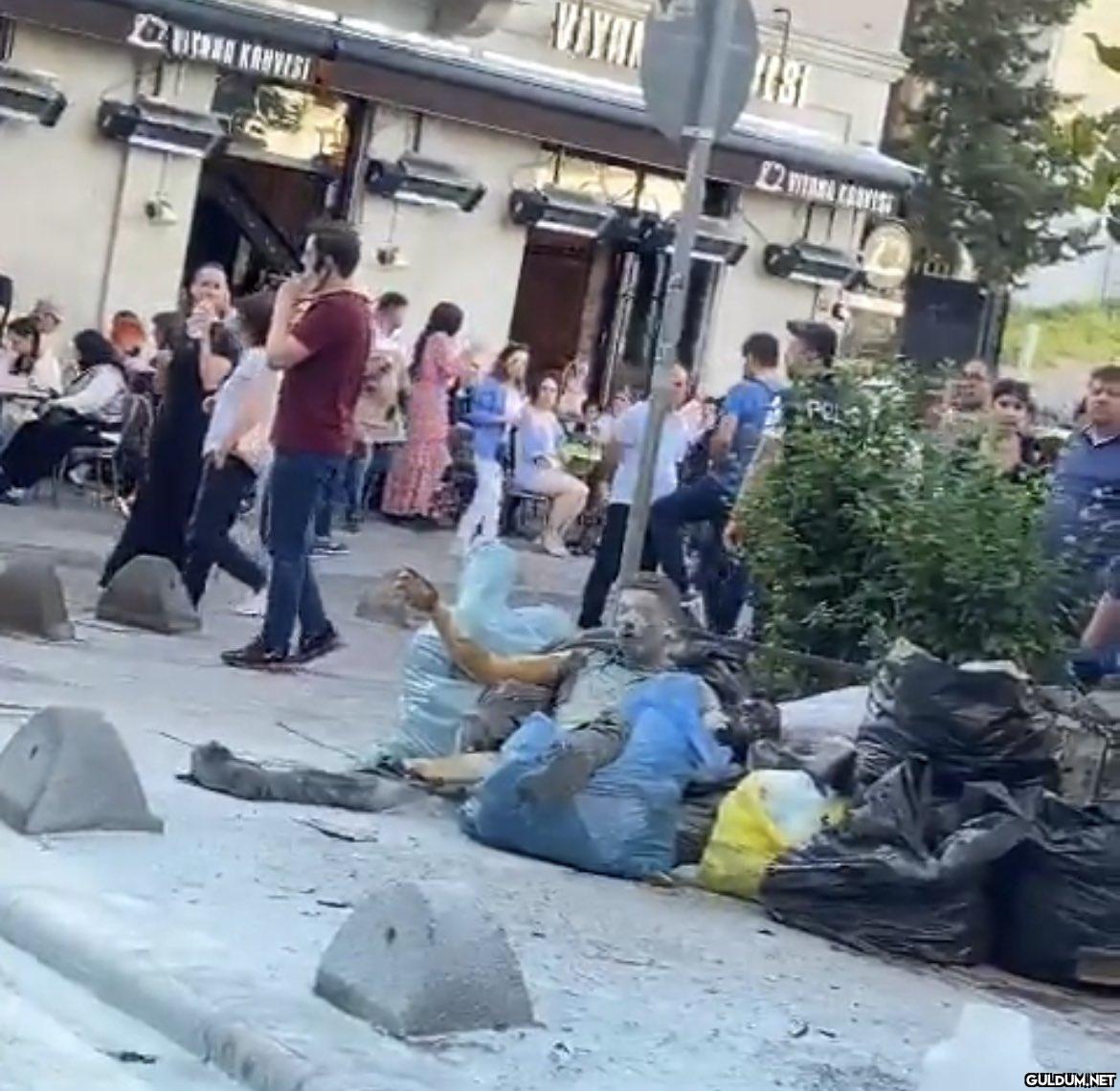 Adamı çöpe atmışlar aq...