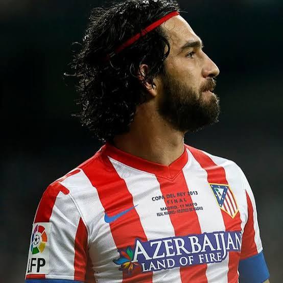 Kıvırcık saçlı Arda Turan...