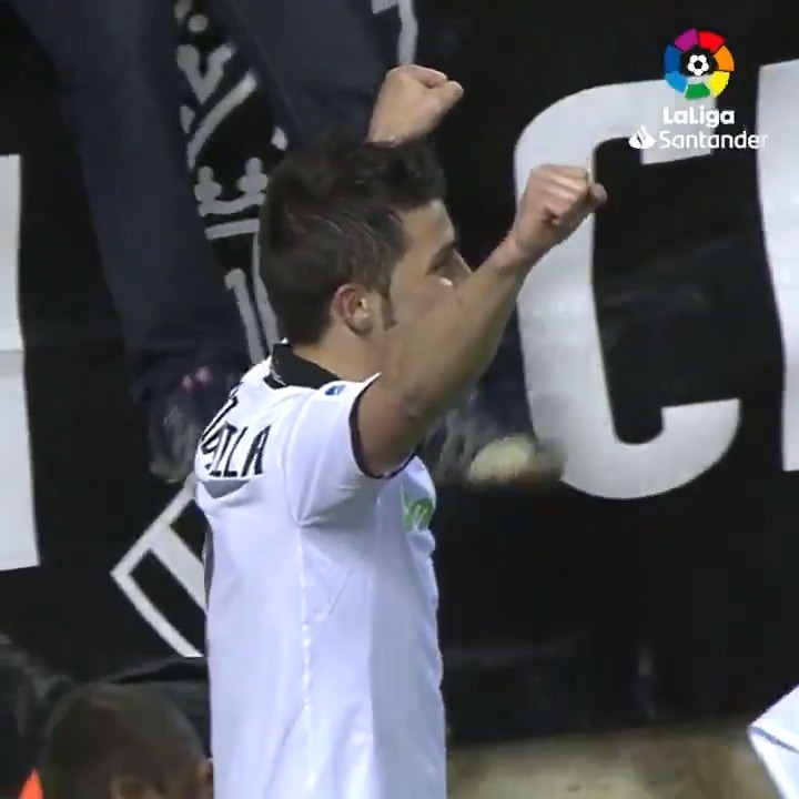 David Villa kaleciyi...
