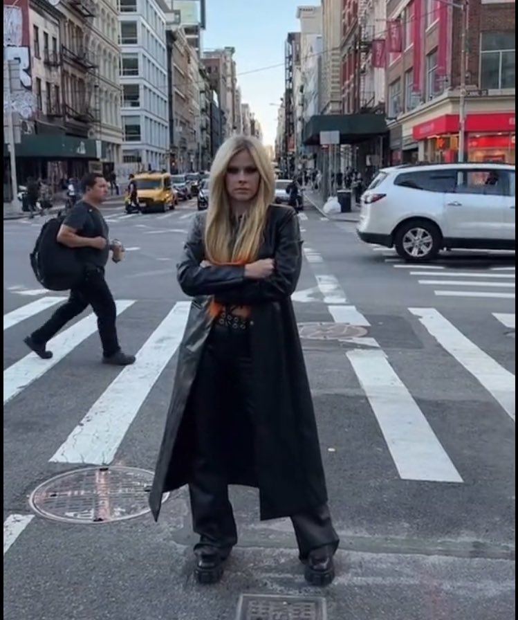 📸Avril Lavigne, 20 sene...