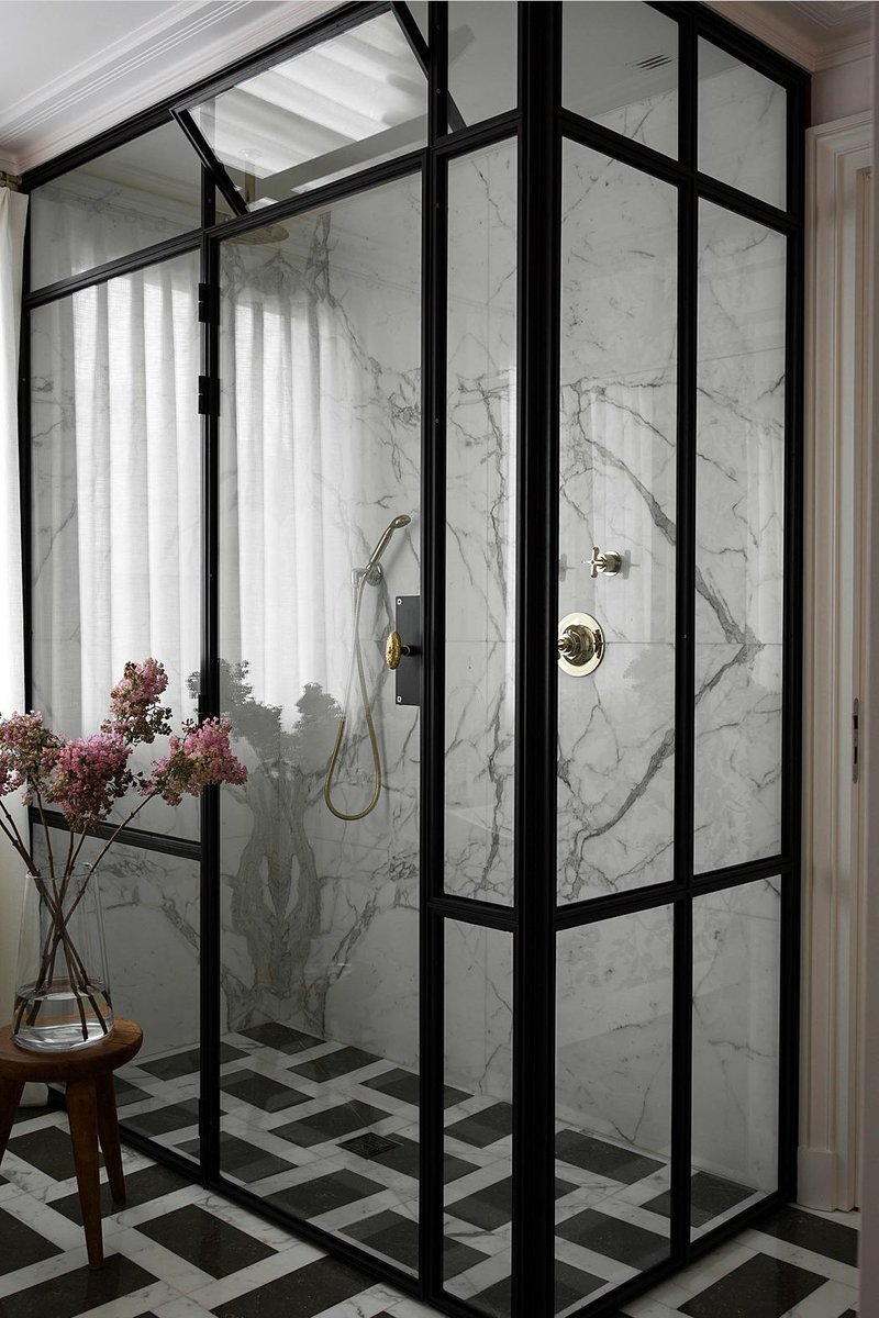 Paris'te bir apartman...