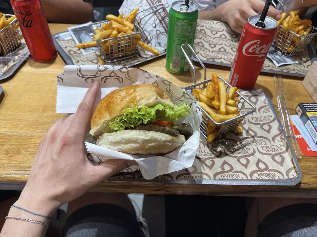Ercan Burger'de hamburger...
