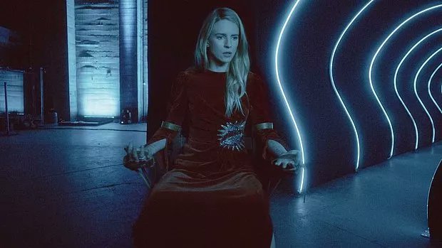 The OA  The OA, yedi sene...