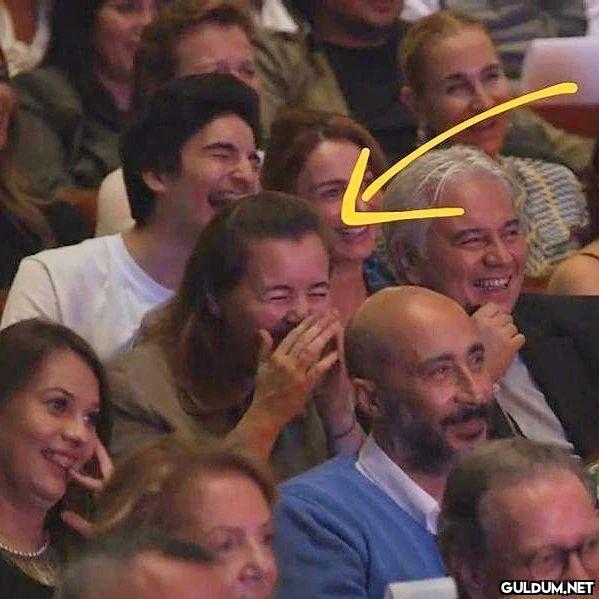 Acun acun gülen kadın...