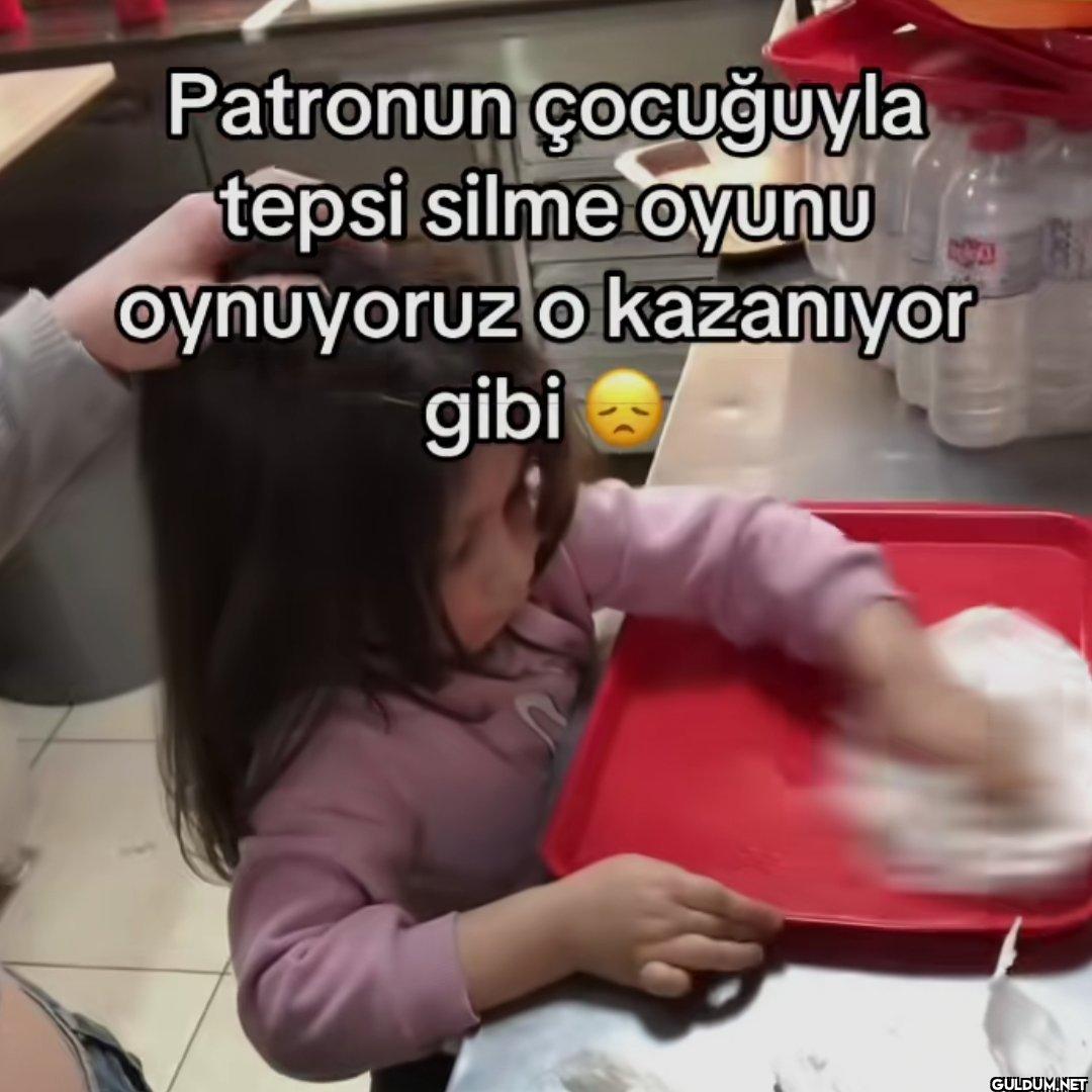 Patronun çocuğuyla tepsi...