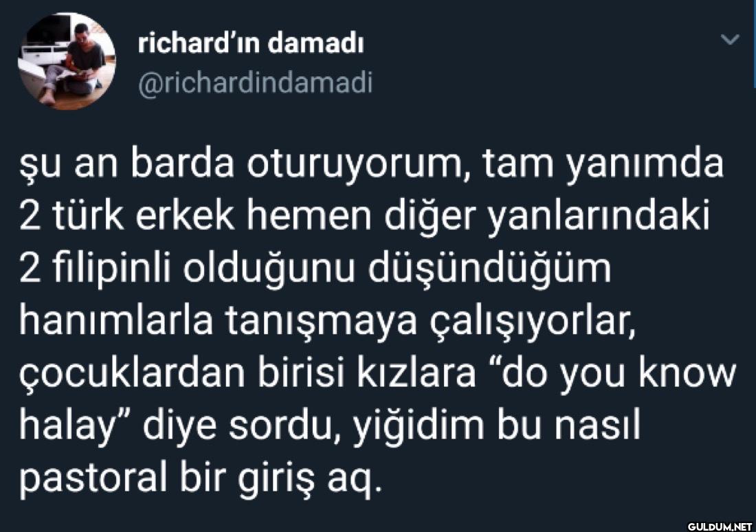 Şu an barda oturuyorum,...