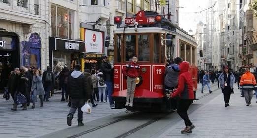 İstiklal’de tramvayın...