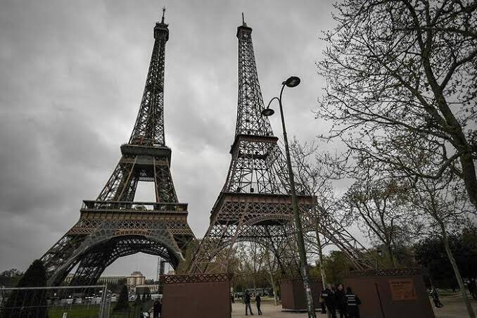 Paris’te bulunan Eyfel...