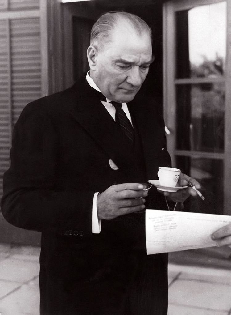 "Taş kırılır, tunç erir...
