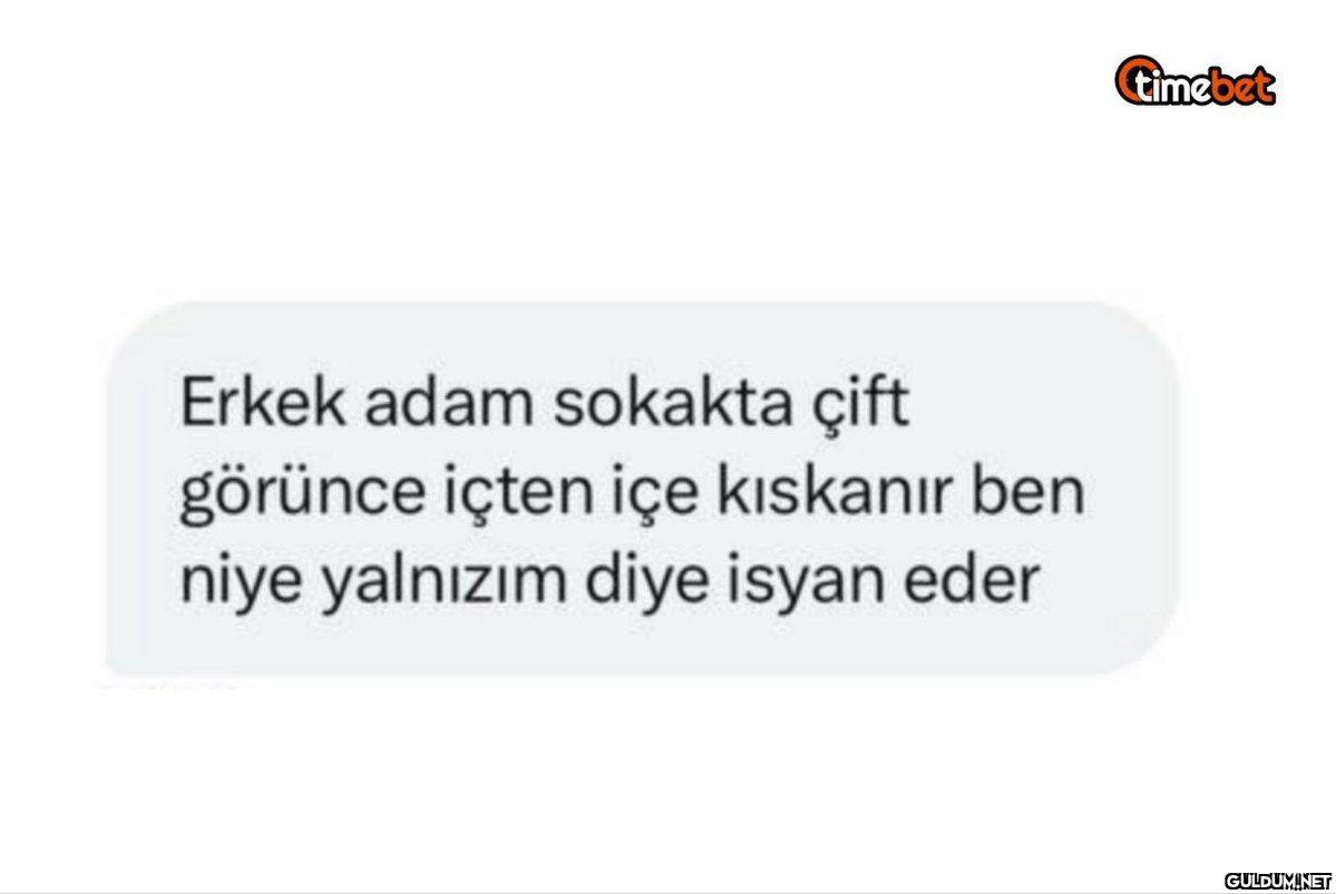 Erkek adam sokakta çift...