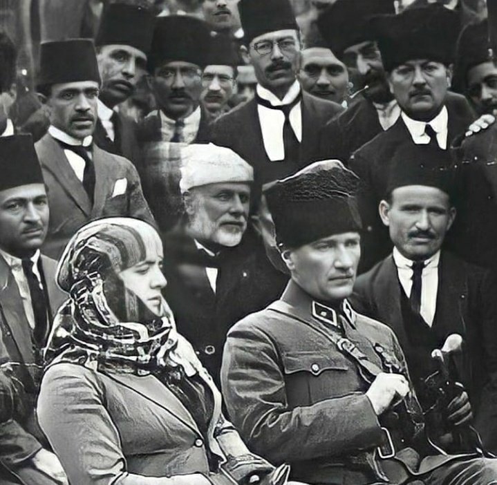 Mustafa Kemal Atatürk, eşi...