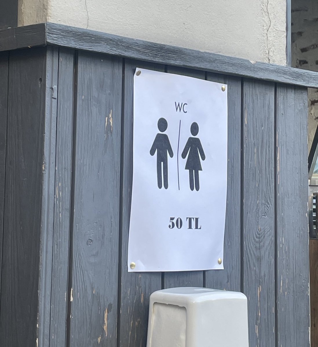 Çeşme'de tuvalet ücreti 50...