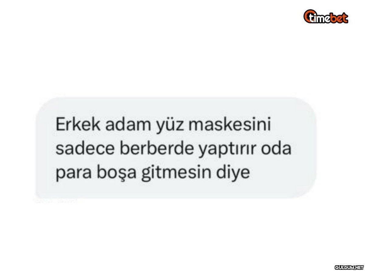 Erkek adam yüz maskesini...