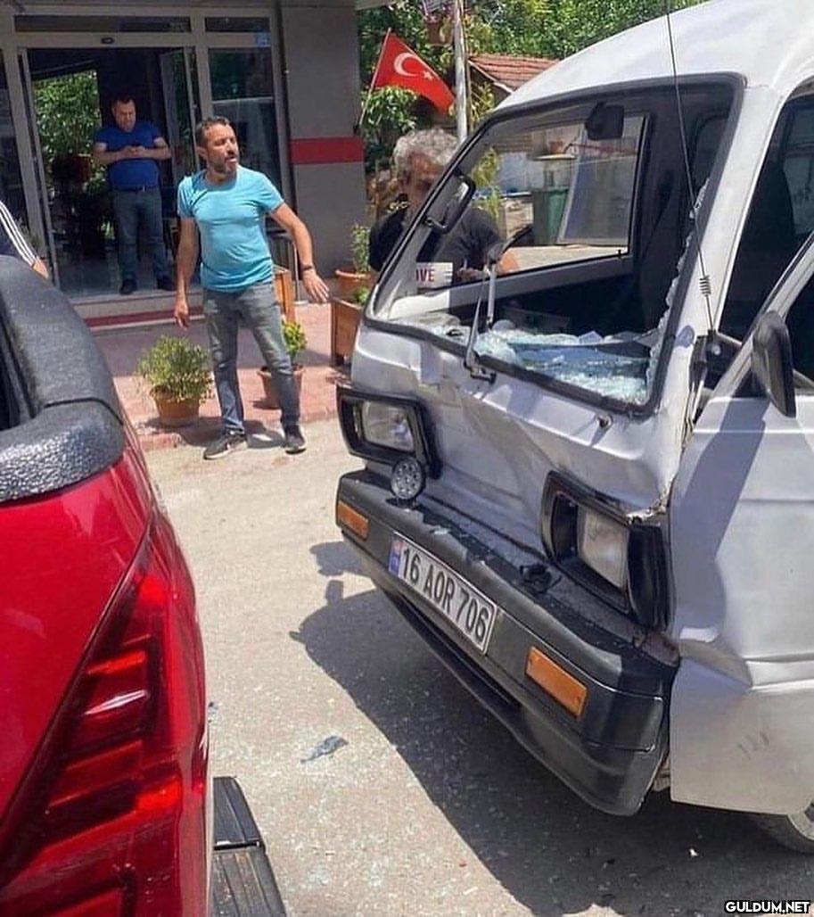 uzgun araba kaza   mert+...