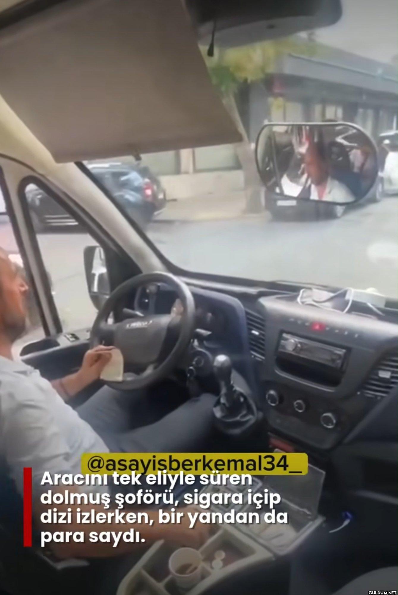 Aracını tek eliyle süren...