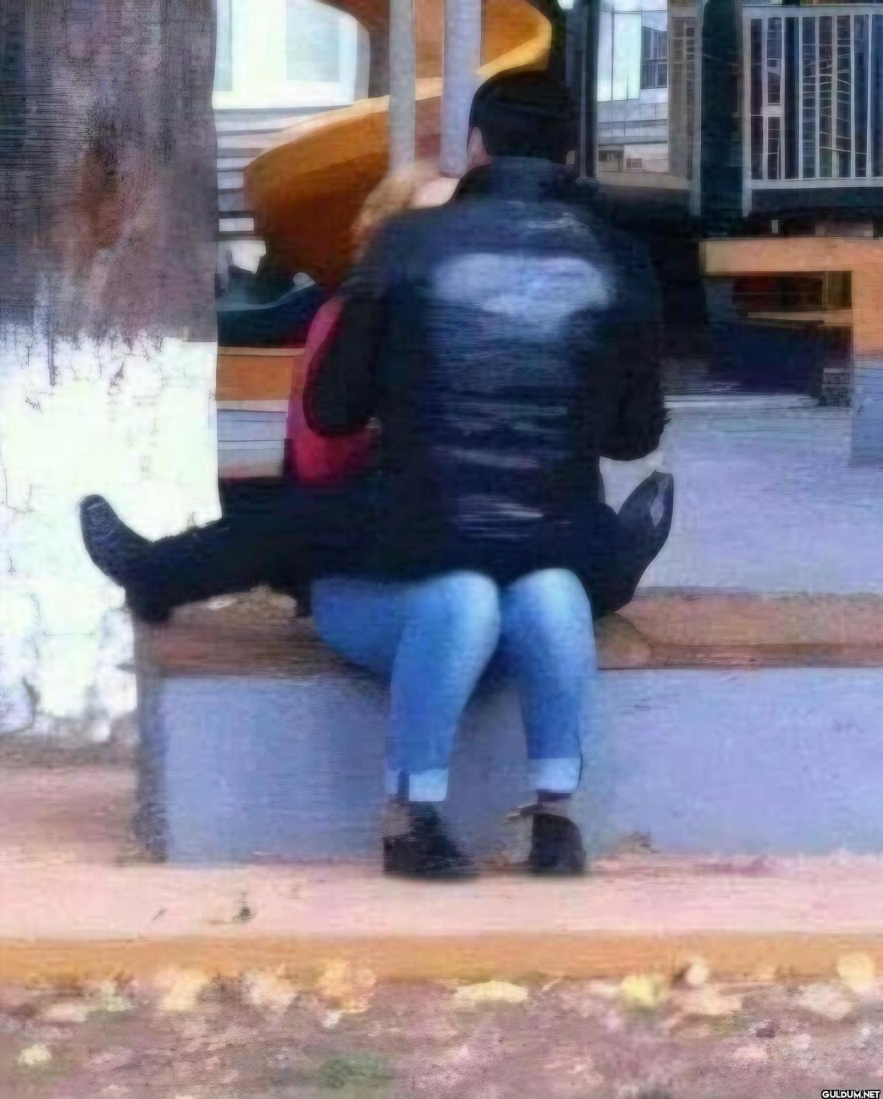 aaa döndüm ki öpüşüyorlar...