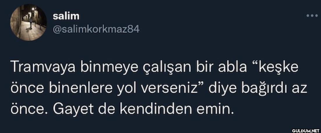Tramvaya binmeye çalışan...